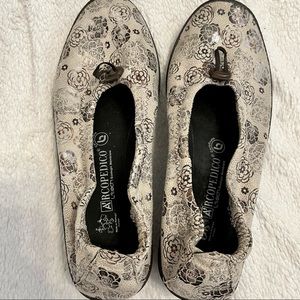 Arcopedico L14 L tech ballet flat. Off white with metallic design.